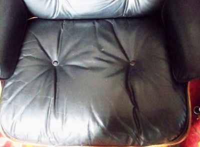 PAIR OF VINTAGE ROSEWOOD EAMES HERMAN MILLER LOUNGE CHAIRS + OTTOMAN 